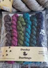 Load image into Gallery viewer, Litmus cowl, knitting kit.Illusion.