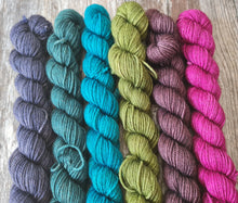 Load image into Gallery viewer, Litmus cowl, knitting kit.Illusion.