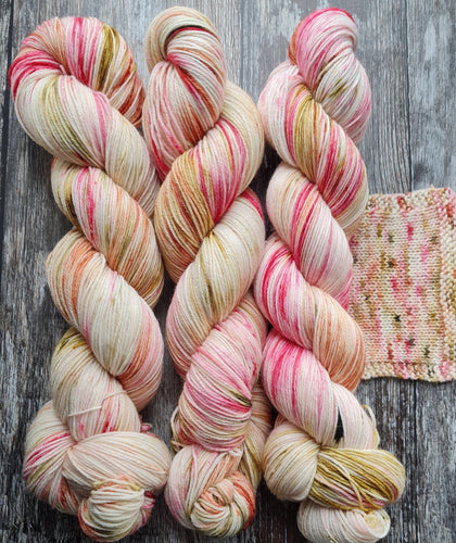 Cupids rose, superwashed merino nylon DK