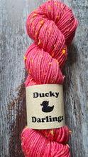 Load image into Gallery viewer, Strawberry, superwashed merino donegal neps 85/15 100g Dk.