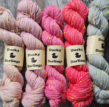 Load image into Gallery viewer, Strawberry, superwashed merino donegal neps 85/15 100g Dk.