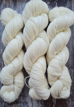 Load image into Gallery viewer, Natural undyed, superwashed merino  nylon silver sparkle.75/20/5 100g 4ply.