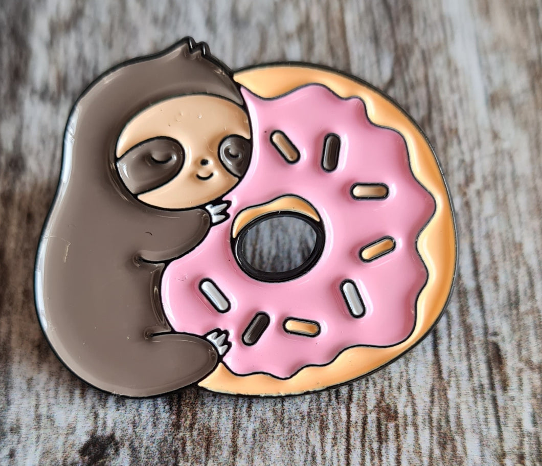 Pin badge, sloth & donut