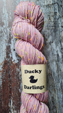 Load image into Gallery viewer, Dusty pink superwashed merino donegal neps 85/15 100g Dk.
