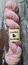 Load image into Gallery viewer, Dusty pink superwashed merino donegal neps 85/15 100g Dk.