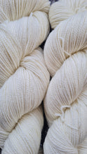 Load image into Gallery viewer, Natural undyed, superwashed merino  nylon silver sparkle.75/20/5 100g 4ply.